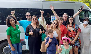Equipe com turistas
