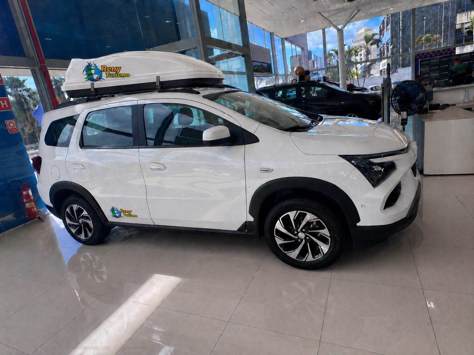 Carro 7 lugares com bagageiro de teto