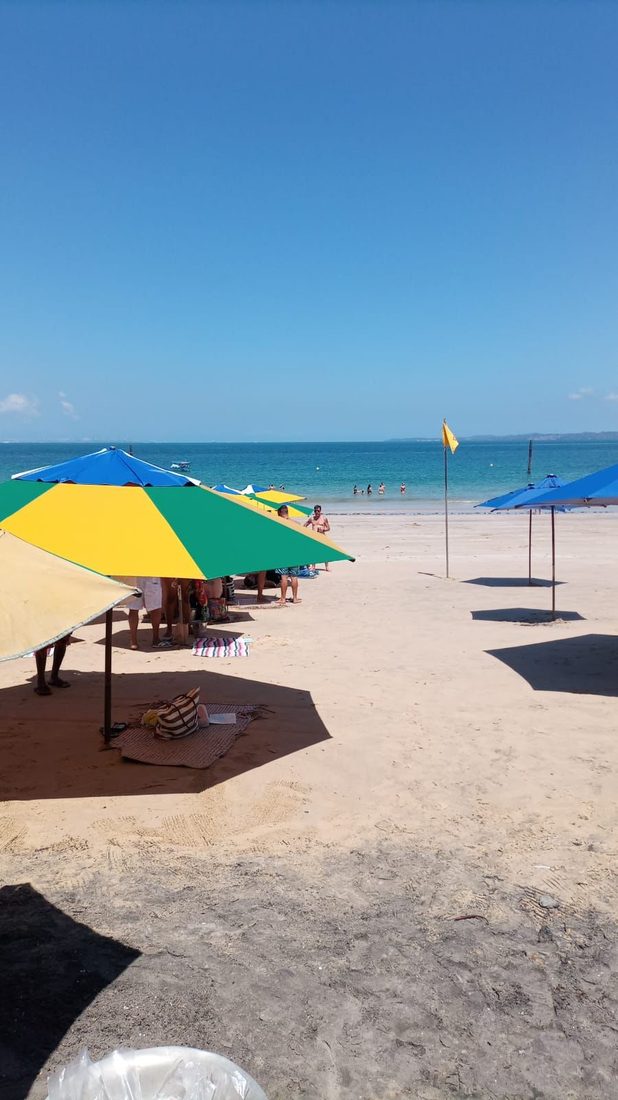 Praia e mar na Ilha de Itaparica