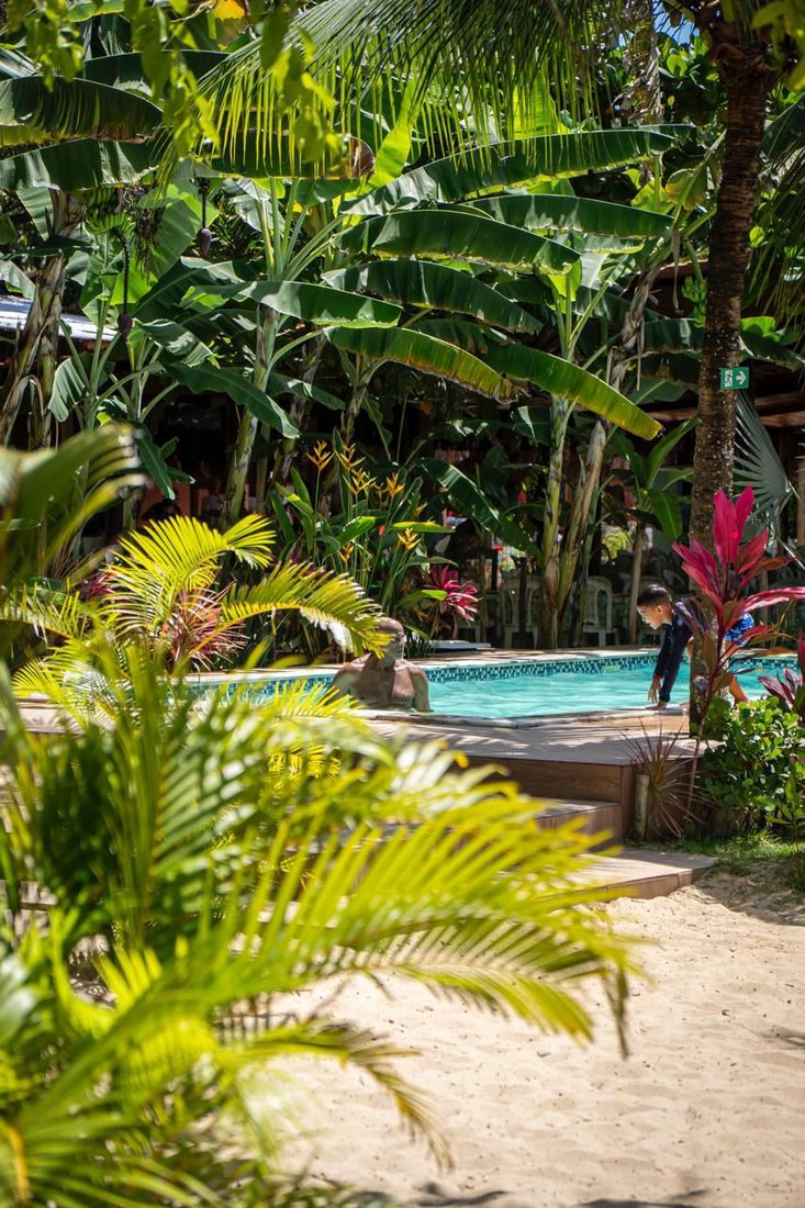 Piscina e jardim tropical da estrutura de praia